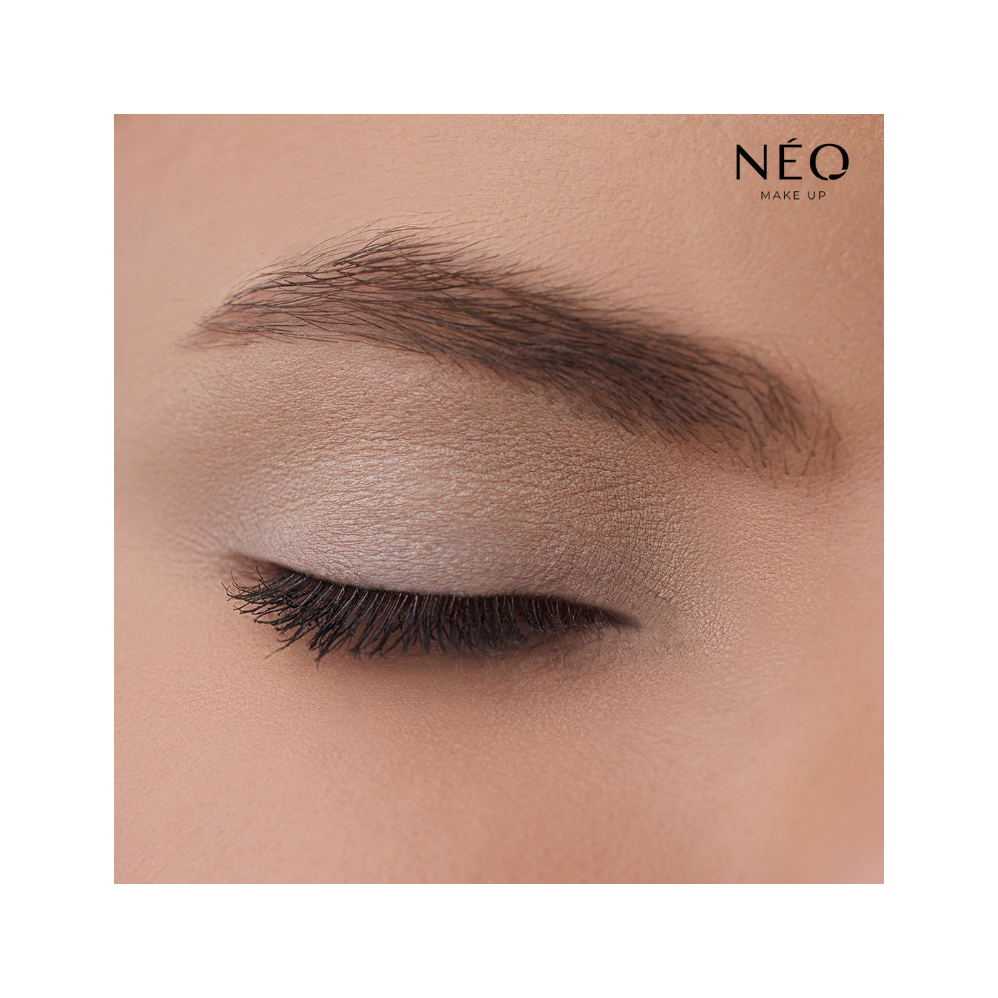 Satynowy cień sypki: 01 MILKY BEIGE