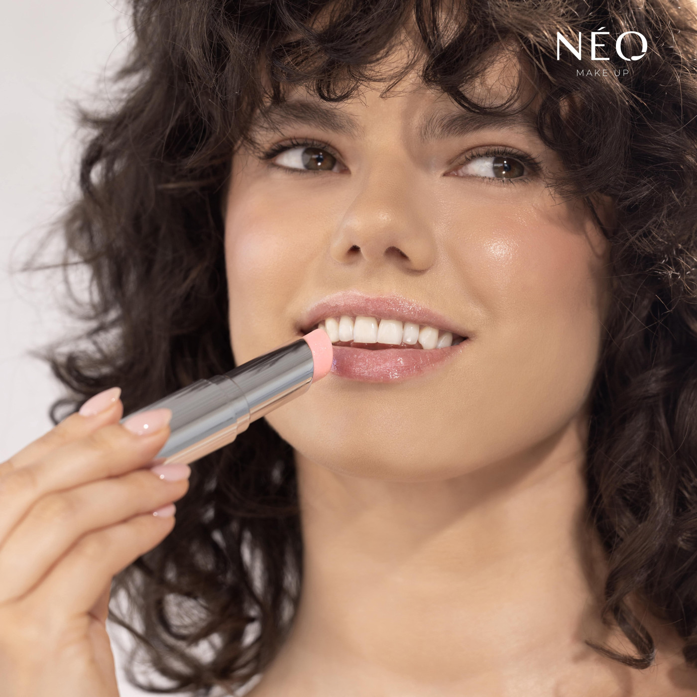 Balsam do ust w sztyfcie Triple Action: 02 GOOD BLUSH NUDE