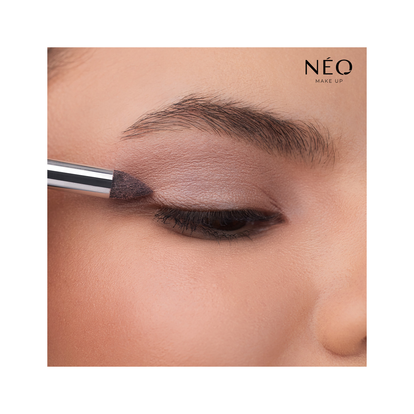 Satynowy cień sypki: 02 PEACHY NUDE